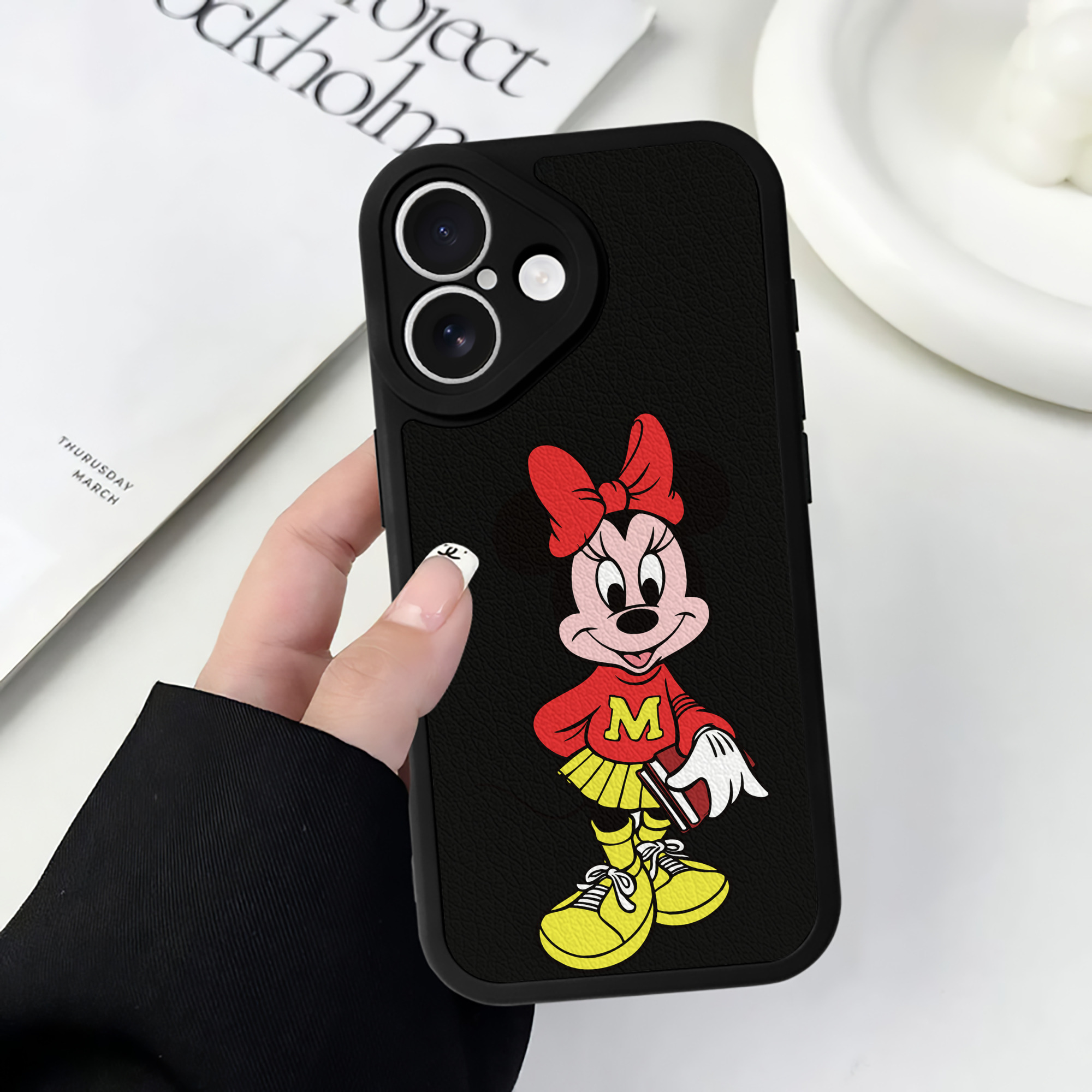（画像用） ミッキーマウス Mickey Mouse 【iPhone 16シリーズ対応】シリコンスマホケース（レザー調） 材質：シリコン